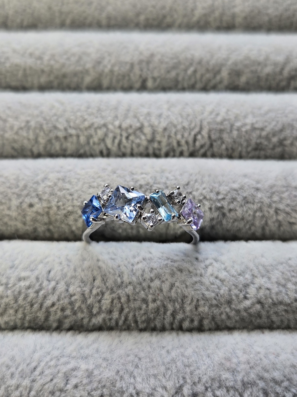 Size 7 Blue Topaz Scattered Stars Bomb Party Ring